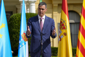 El presidente del Gobierno, Pedro Sánchez, hace una declaración en el marco de la XXVIII Conferencia de Presidentes que se celebra este viernes en el Palau de Pedralbes, en Barcelona. EFE/Alberto Estevez