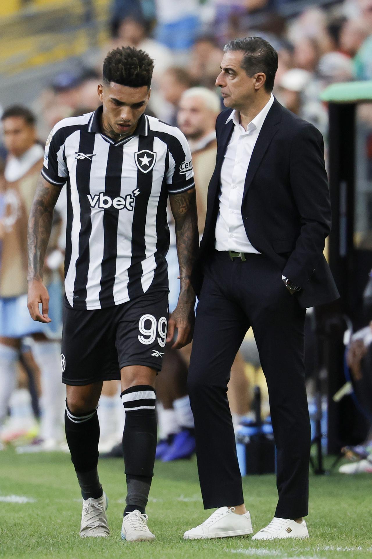 Fotografía tomada el 16 de junio pasado en Washington al entrenador de Botafogo, el portugués Renato Paiva, con el goleador del equipo brasileño, Igor Jesus. EFE/EPA/JOHN G. MABANGLO