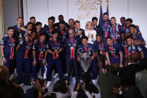 El presidente francés, Emmanuel Macron y su mujer Brigitte Macron, posan con el PSG. EFE/EPA/Thomas Padilla