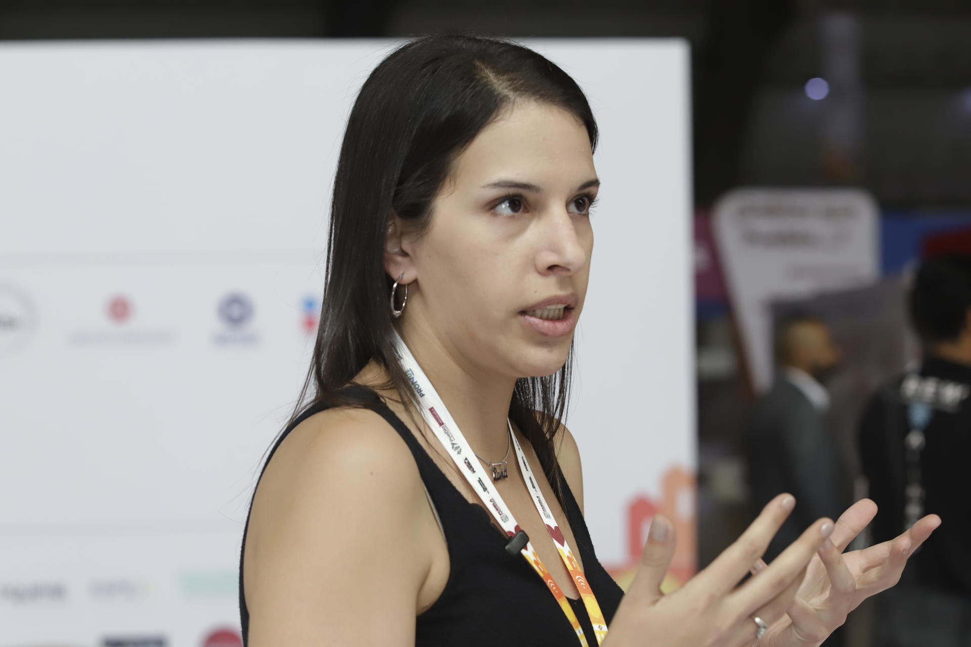 La coordinadora de movilidad sostenible en la Asociación Sustentar, Lara Vivono, habla durante una entrevista con EFE este miércoles, en el Centro Expositor de Puebla (México). EFE/ Hilda Ríos