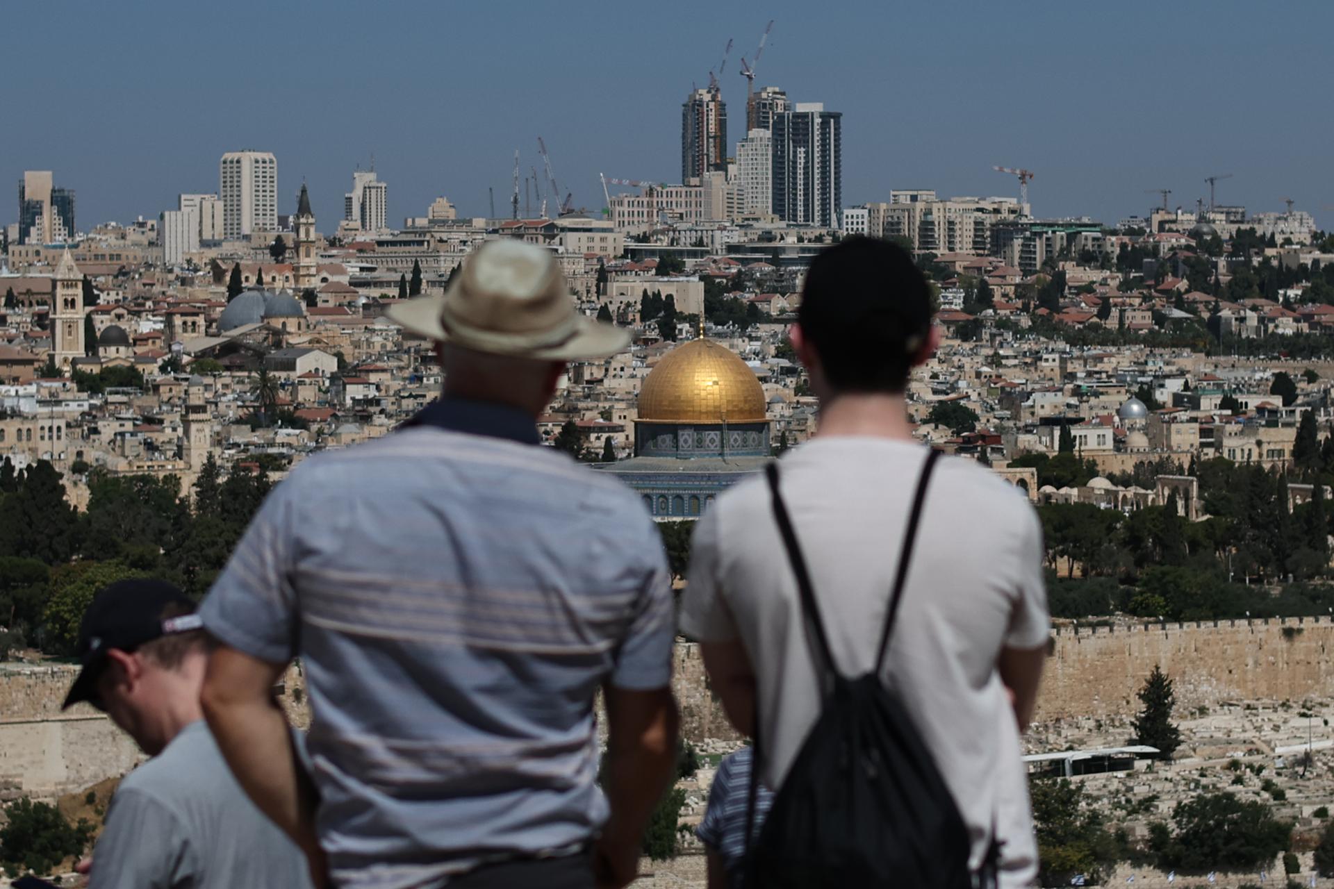 JERUSALEM (-), 13/06/2025.- People look at the Dome of the Rock in the Al Aqsa compound in Jerusalem's old city, 13 June 2025. Israel’s Home Front Command announced on 13 June the enforcement of a stricter defense policy, including prohibition on educational activities, gatherings, and workplaces, except for essential sectors, following early morning airstrikes carried out over Iran.  (Jerusalén) EFE/EPA/ATEF SAFADI