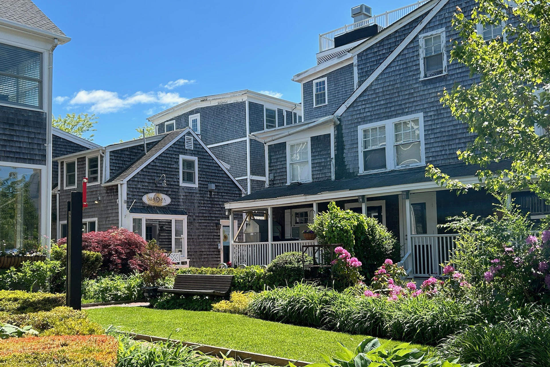 Fotografía del 26 de mayo de 2025 de unas casas de la isla Martha's Vineyard donde se rodó la película 'Tiburón' (1975), en Massachusetts (EE.UU). EFE/ Marta Garde