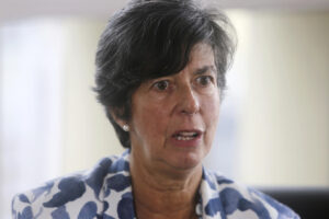 La directora regional para América Latina y el Caribe del Programa Mundial de Alimentos (PMA) de Naciones Unidas, Lola Castro, habla durante una entrevista con EFE en Ciudad de Panamá. EFE/ Carlos Lemos