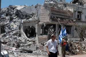 Vecindario de Rishon Lezion, al sur de Tel Aviv, debido al impacto de un misil lanzado desde Irán el sábado pasa. EFE/ Magda Gibelli