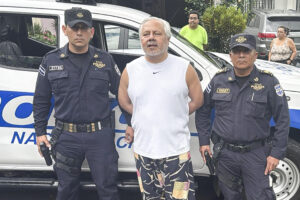 Fotografía cedida por Fiscalía General de la República que muestra al abogado constitucionalista y crítico del Gobierno de Nayib Bukele, Enrique Anaya (c),  detenido este sábado en San Salvador (El Salvador). EFE/ Fiscalía General de la República