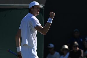 El chileno Nicolás Jarry celebra un punto ante el danés Holger Rune en la primera ronda de Wimbledon. EFE/EPA/DANIEL