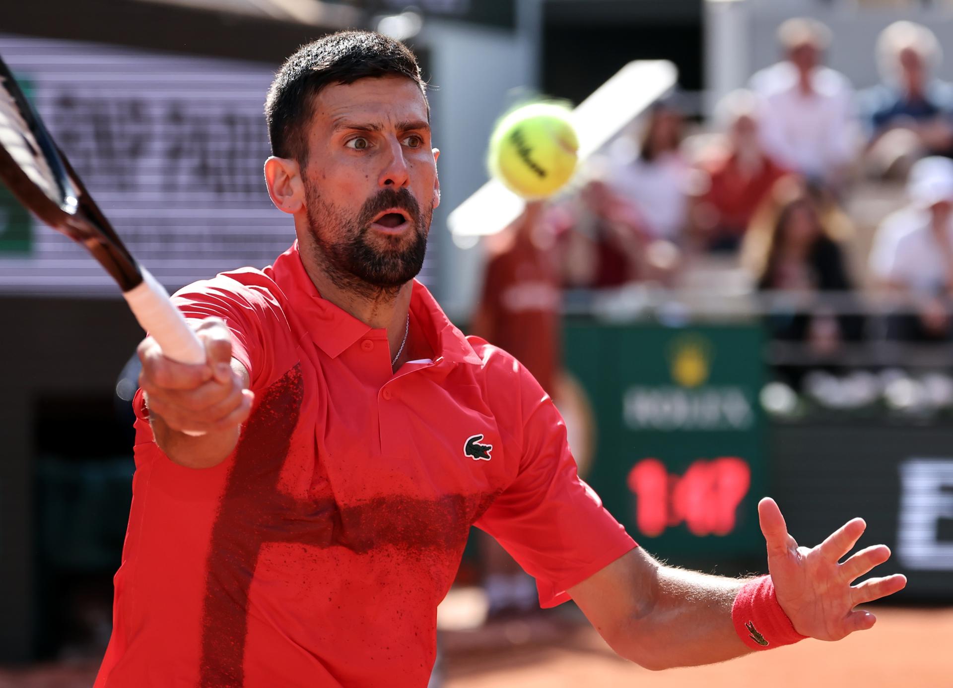 El tenista serbio Novak Djokovic en cuarta ronda de Roland Garros ante el británico Cameron Norrie. EFE/EPA/CHRISTOPHE PETIT TESSON
