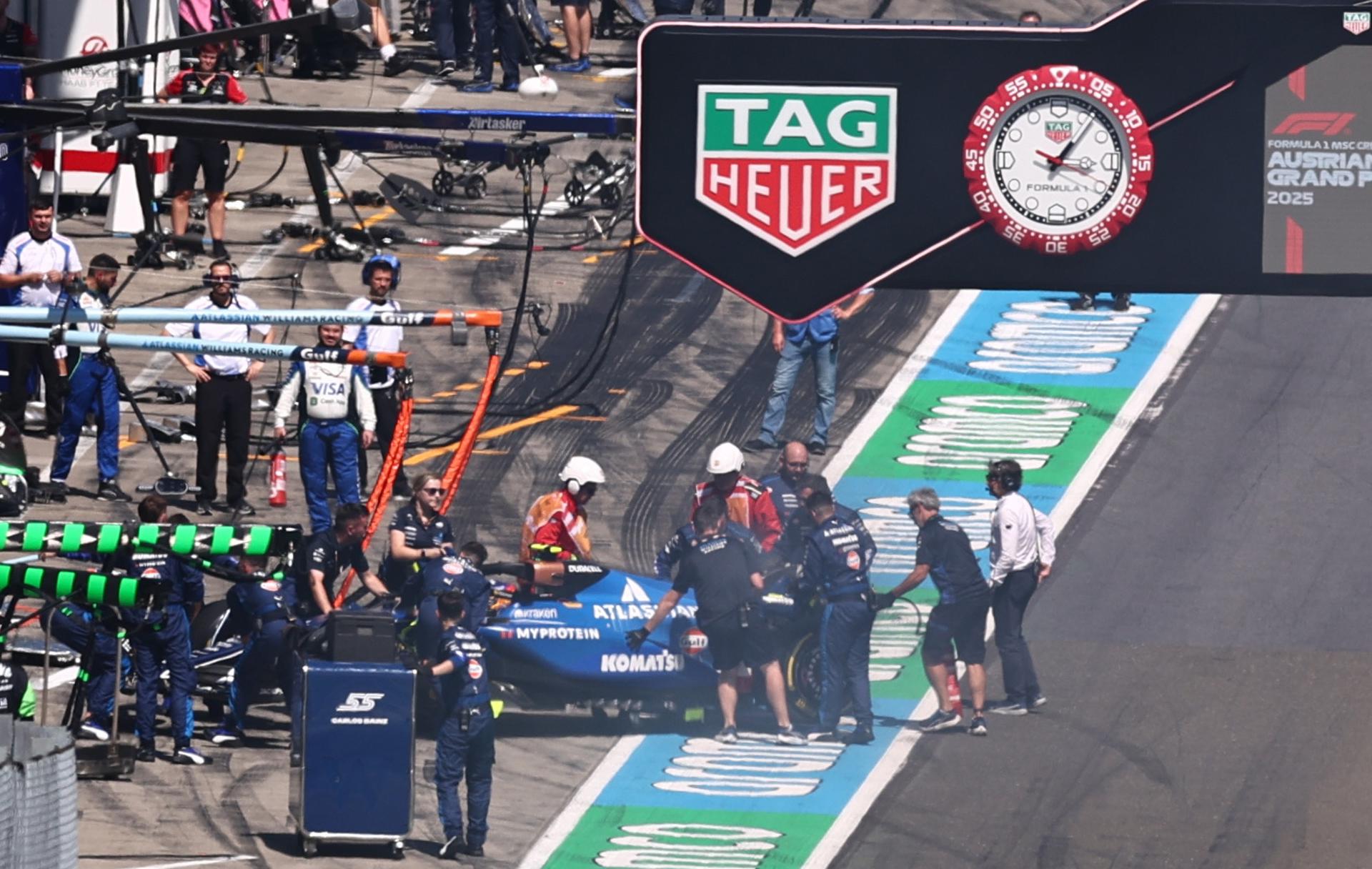 Carlos Sainz tras quedarse 'clavado' en la parrilla cuando todos estaban dando su vuelta de formación en Spielberg, Austria. EFE/EPA/ANNA SZILAGYI