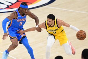 El escolta de los Indiana Pacers Tyrese Haliburton (d) mantiene el balón alejado del escolta de los Oklahoma City Thunder Shai Gilgeous-Alexander (i) durante la primera mitad del séptimo partido de las finales de la NBA entre los Oklahoma City Thunder y los Indiana Pacers en el Paycom Center de Oklahoma City, Oklahoma (EE.UU). EFE/MANUELA SOLDI SHUTTERSTOCK OUT