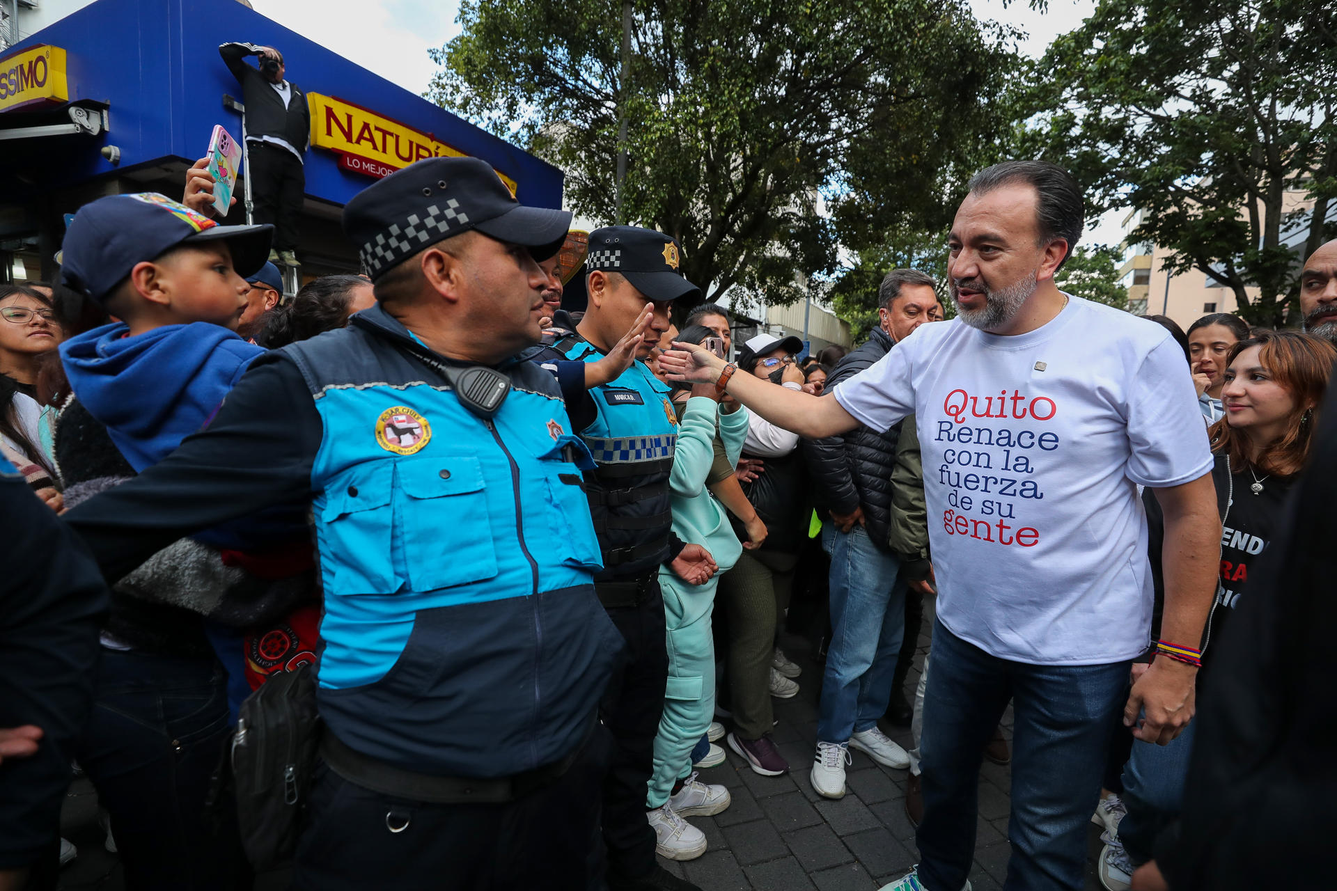 El alcalde de Quito, Pabel Muñoz, saluda a simpatizantes durante una manifestación de apoyo a su gestión este martes, en el marco de un proceso de revocatoria en su contra, en Quito (Ecuador). EFE/ José Jácome