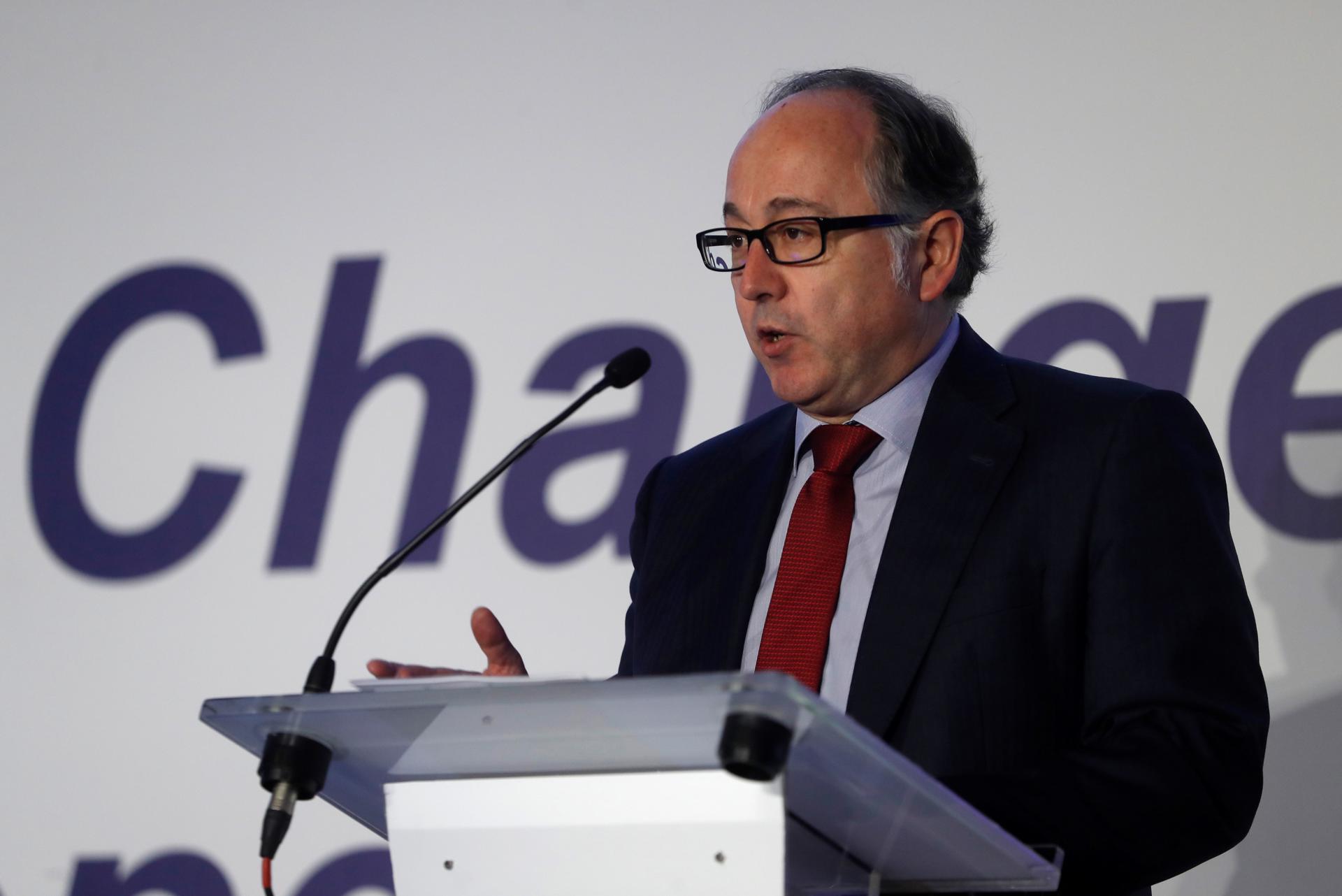 Imagen de archivo de Luis Gallego, entonces presidente de Iberia, durante su intervención en la inauguración de "Wings of change", evento organizado por la IATA en el que se discute el futuro del transporte aéreo celebrado en Madrid. EFE/J.J. Guillén