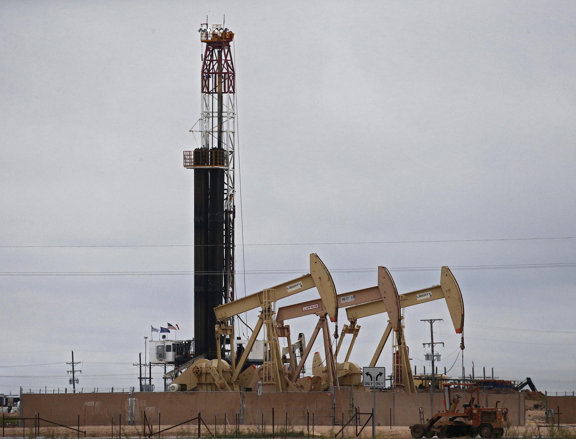 Fotografía de archivo de unidades de bombeo de petroleo en Texas, (Estados Unidos). EFE/EPA/LARRY W. SMITH ARCHIVO