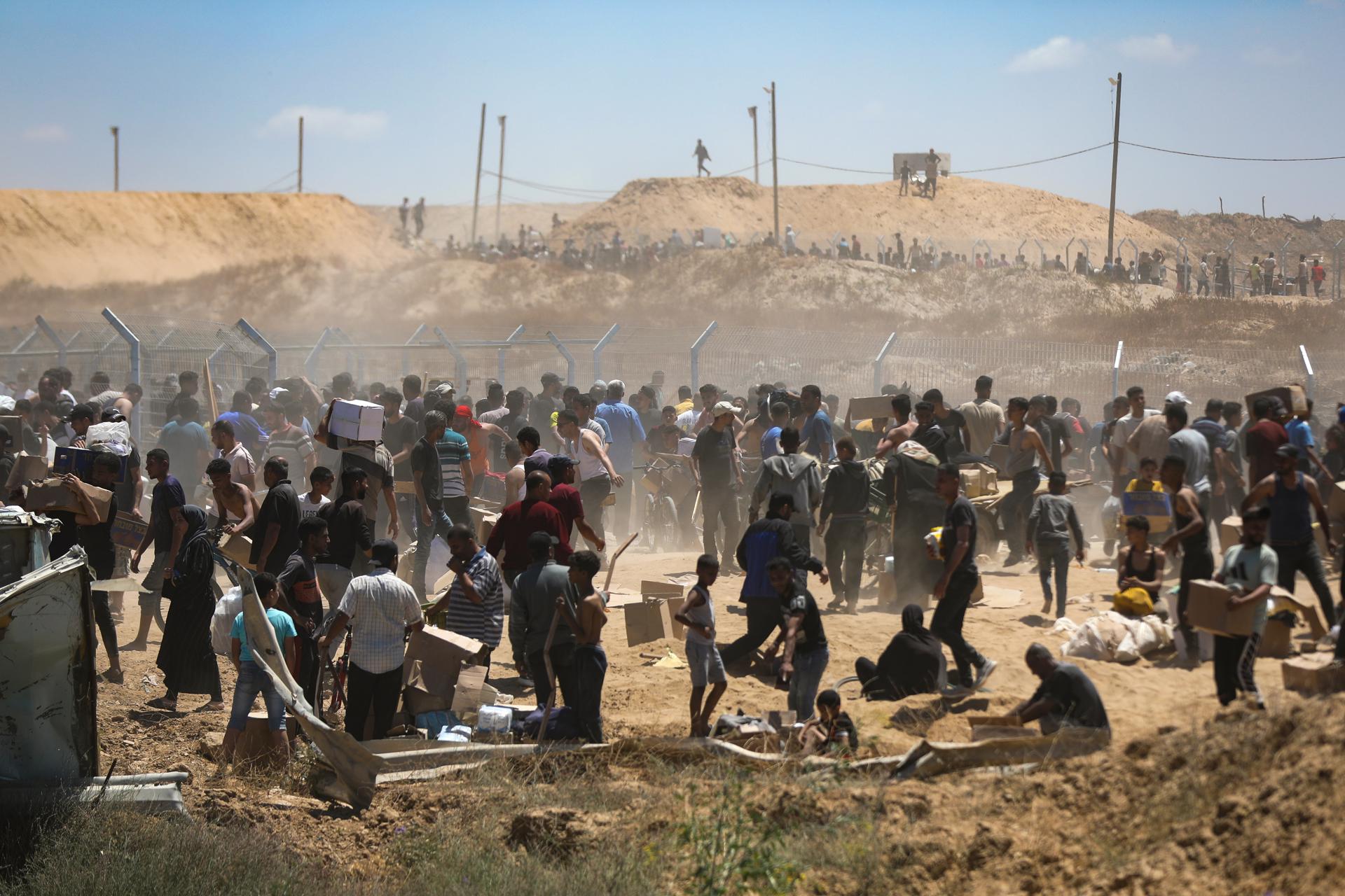 Imagen de palestinos esperando suministros en un punto establecido por la Fundación de Ayuda para Gaza, respaldada por Estados Unidos, el 29 de mayo de 2025.EFE/EPA/HAITHAM IMAD