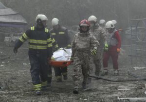 KYIV (Ukraine), 17/06/2025.- Ukrainian rescuers carry the body of a victim at the site of an overnight airstrike on a nine-storey residential building in Kyiv, Ukraine, 17 June 2025, amid the Russian invasion. At least 15 people were killed and 139 others injured after an overnight combined attack, according to the Minister of Internal Affairs, Ihor Klymenko. (Rusia, Ucrania, Kiev) EFE/EPA/MAXYM MARUSENKO