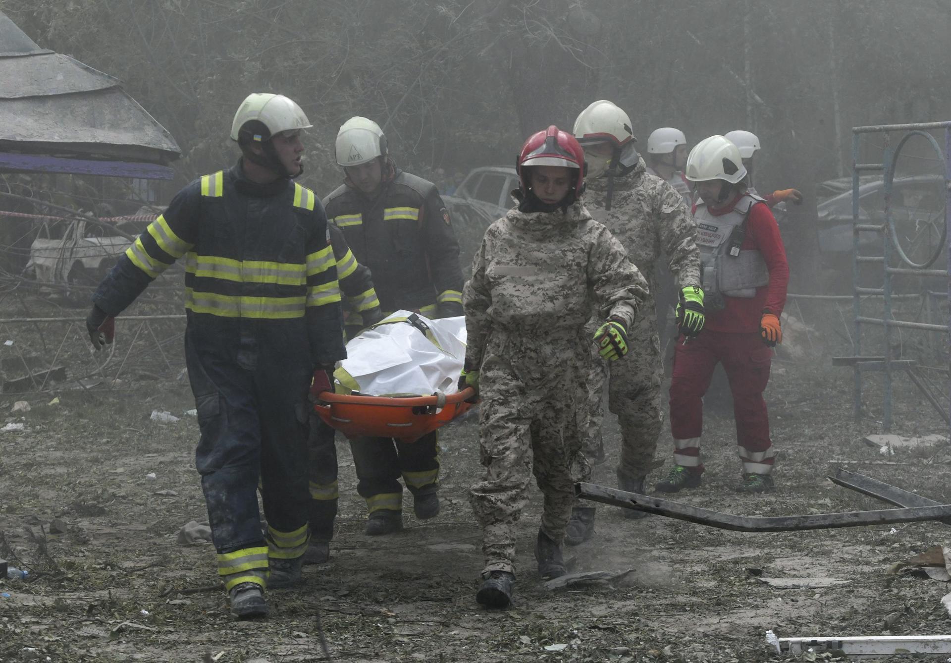 KYIV (Ukraine), 17/06/2025.- Ukrainian rescuers carry the body of a victim at the site of an overnight airstrike on a nine-storey residential building in Kyiv, Ukraine, 17 June 2025, amid the Russian invasion. At least 15 people were killed and 139 others injured after an overnight combined attack, according to the Minister of Internal Affairs, Ihor Klymenko. (Rusia, Ucrania, Kiev) EFE/EPA/MAXYM MARUSENKO