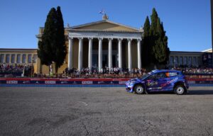El griego Epameinondas Karanikolas durante la primera jornada del Rally Acrópolis, séptima cita del Mundial y que comenzó este viernes con una corta especial de 1,5 kilómetros en Atenas. EFE/EPA/ALEXANDROS BELTES