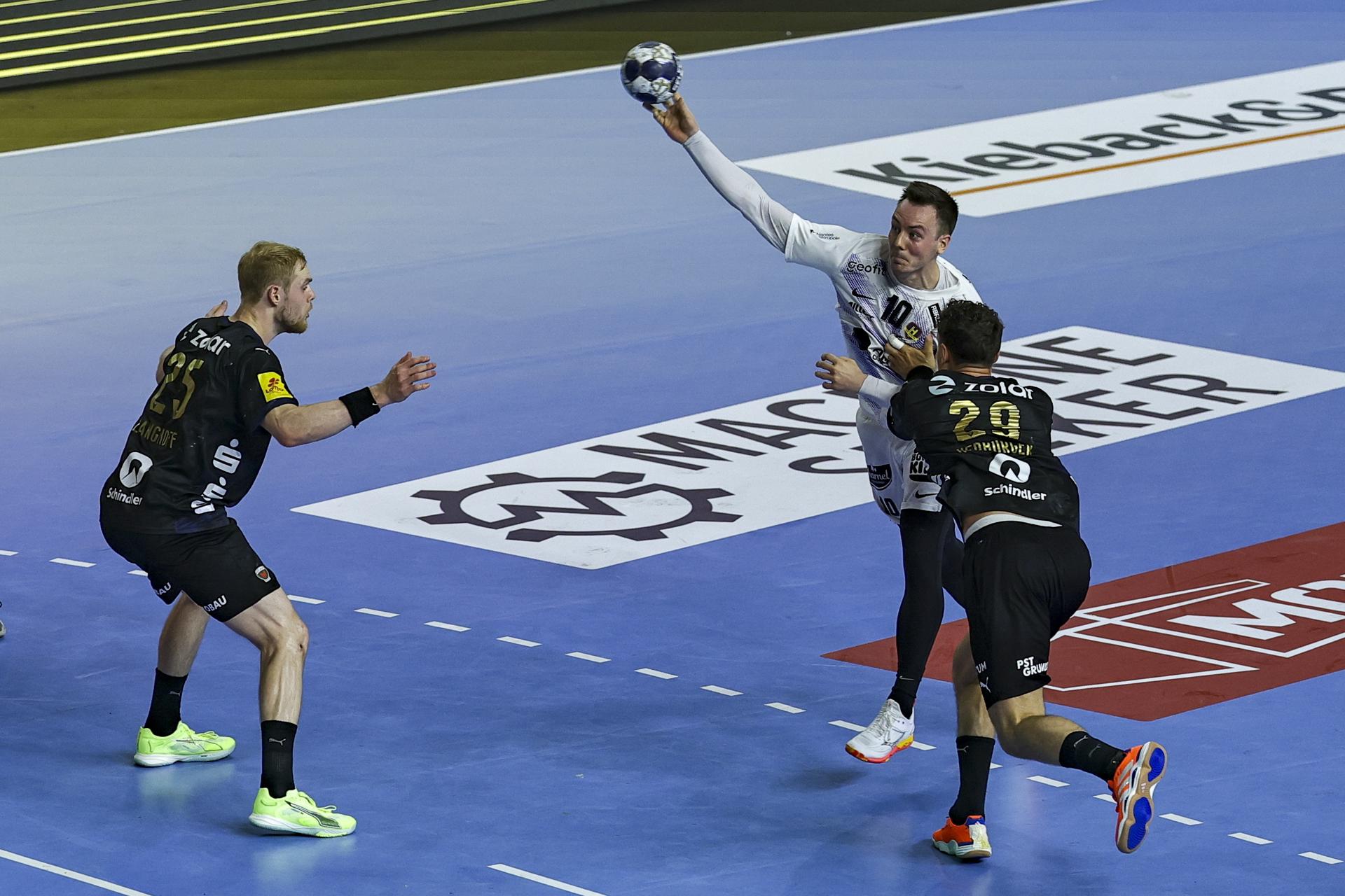 El jugador del Nantes Rok Ovnicek en acción en la semeifinal de la Champiosn de balonmano jugada ante el Fuechse Berlin EFE/EPA/Christopher Neundorf