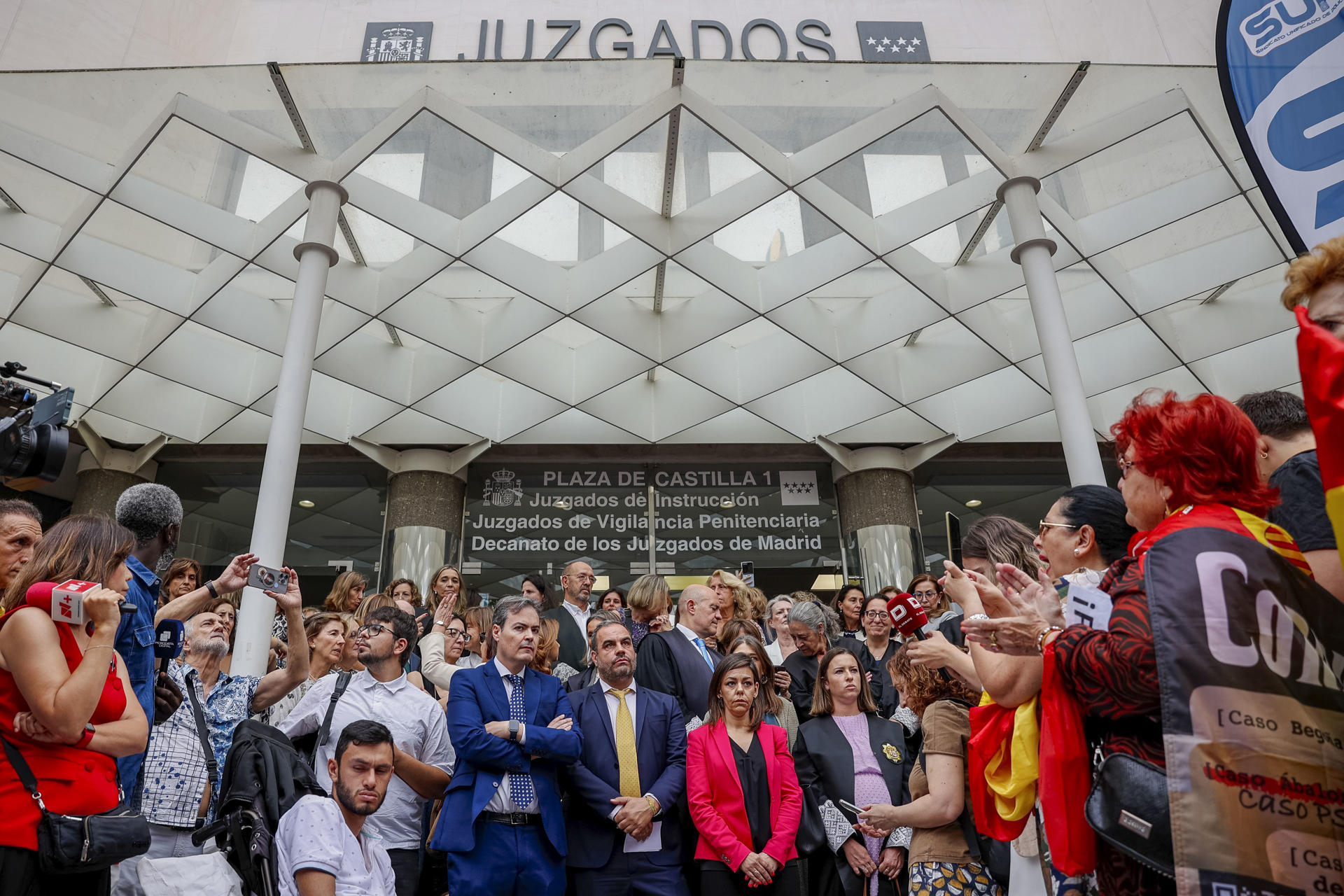 Protesta de jueces y fiscales este miércoles. EFE/ Daniel González