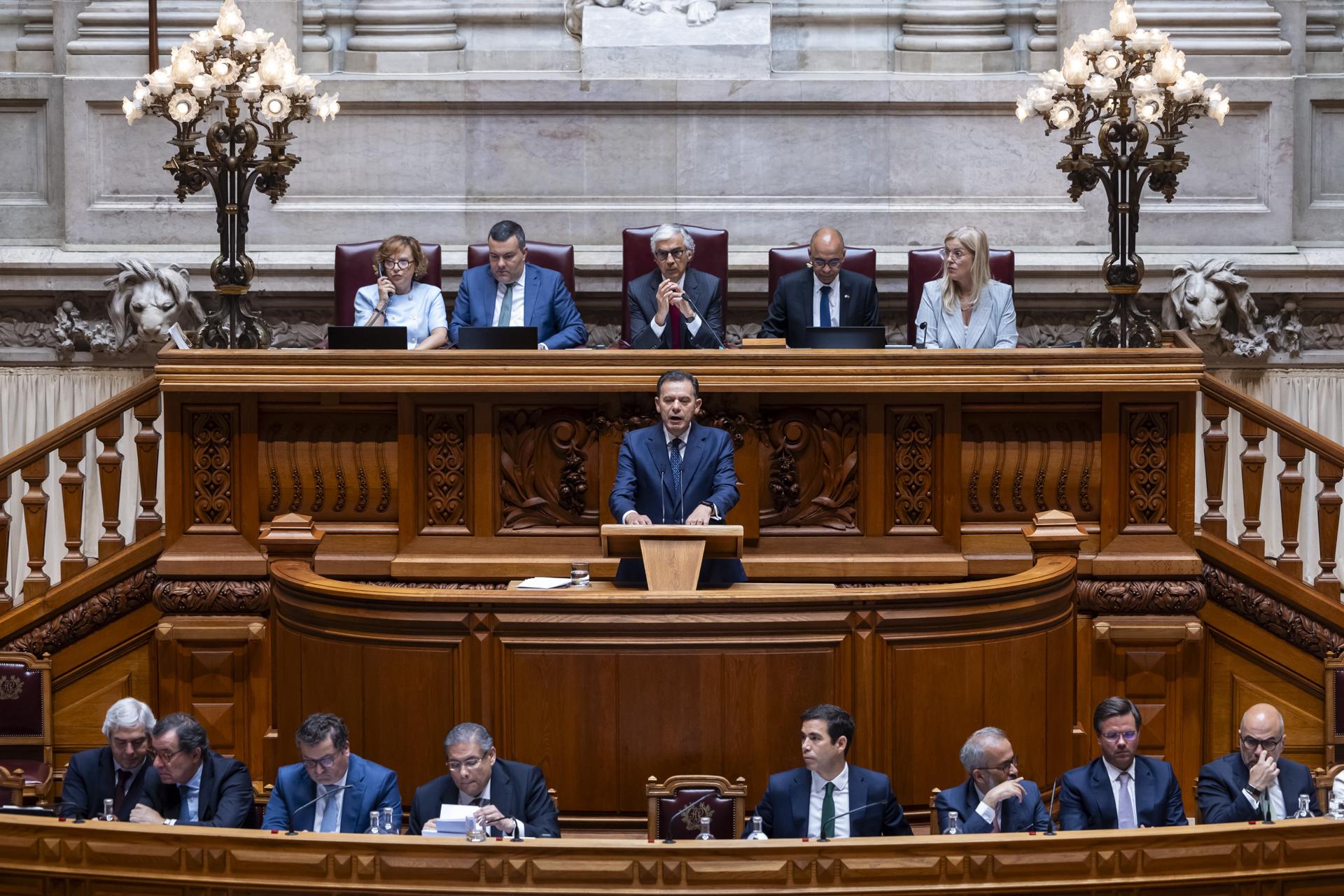 El primer ministro portugués, Luis Montenegro, durante la sesión plenaria para presentar su programa de Gobierno en el Parlamento, en Lisboa, el 17 de junio de 2025. EFE/EPA/JOSE SENA GOULAO