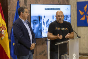 El presidente de Canarias, Fernando Clavijo , acompañado por el viceconsejero de Bienestar Social del Gobierno de Canarias, Francisco Candil (i), y del coordinador de la Comisión Española de Ayuda al Refugiado en las islas, Juan Carlos Lorenzo (d), ha presentado una guía de buenas prácticas para la atención y acogida de los menores migrantes. EFE/Miguel Barreto