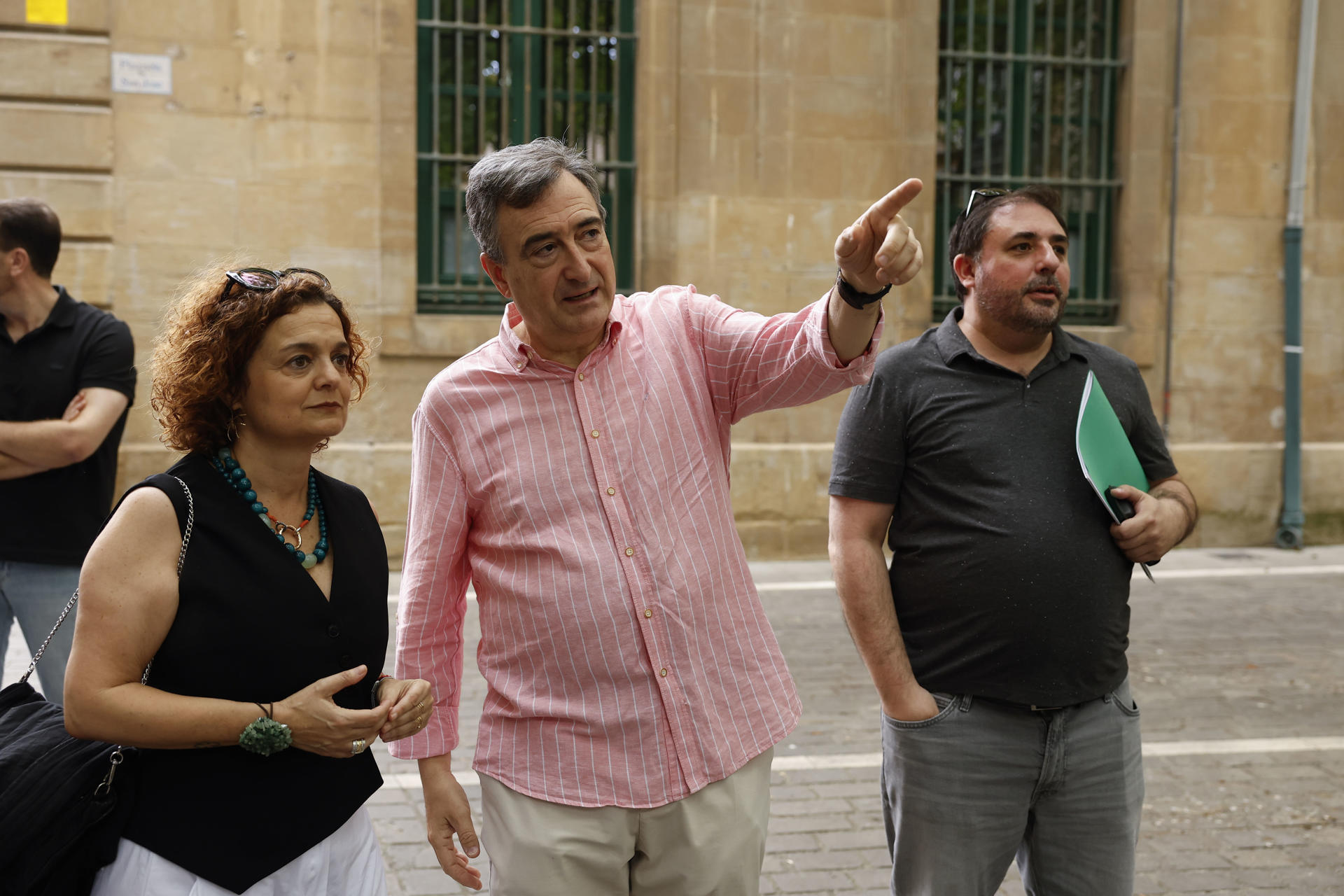 El Napar Buru Batzar organiza su primer Alderdikide Eguna (Día de los miembros del partido) en Pamplona con el objetivo de celebrar el 115 aniversario de la consolidación de EAJ-PNV con la participación, entre otros, del presidente del PNV, Aitor Esteban (c). EFE/Villar López