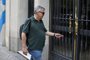 El exsecretario de Organización del PSOE Santos Cerdán a su entrada a su domicilio este martes en Madrid. EFE/ Rodrigo Jiménez