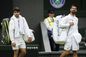 El español Carlos Alcaraz y el serbio Novak Djokovic se estrenaron este jueves en la pista central de Wimbledon, en una sesión de entrenamiento en la que disputaron un set que acabaron con 5-5. EFE/EPA/TOLGA AKMEN