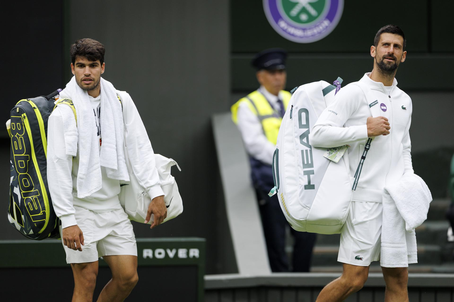 El español Carlos Alcaraz y el serbio Novak Djokovic se estrenaron este jueves en la pista central de Wimbledon, en una sesión de entrenamiento en la que disputaron un set que acabaron con 5-5. EFE/EPA/TOLGA AKMEN