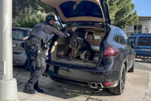 Agentes de los Mossos d'Esquadra registran un vehículo durante un operativo, en una imagen de archivo. EFE/Javier Díaz