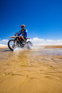 Fotografía cedida por la oficina de Divulgación Embratur y Sebrae que muestra un motociclista recorriendo una duna en el Parque Nacional de los Lençóis Maranhenses. Un desierto de dunas blancas que esconde miles de lagunas de agua dulce y cristalina: este es el paisaje surrealista de los Lençóis Maranhenses, el paraíso que causa furor en las redes sociales y se ha convertido en un símbolo del turismo sostenible de Brasil. EFE/Divulgación Embratur y Sebrae /SOLO USO EDITORIAL NO VENTAS/SOLO DISPONIBLE PARA ILUSTRAR LA NOTICIA QUE ACOMPAÑA (CRÉDITO OBLIGATORIO)MÁXIMA CALIDAD DISPONIBLE