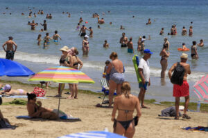 Un gran número de personas se refresca en la playa de Alicante durante este jueves. EFE/Morell