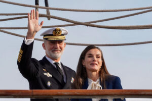 Imagen de los reyes Felipe y Letizia saludando al público. EFE/ Román Ríos