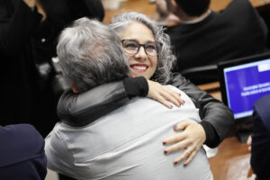 La senadora María José Pizarro celebra la votación de la conciliación de la reforma laboral este viernes, en la Plenaria del Senado en Bogotá (Colombia). EFE/ Carlos Ortega