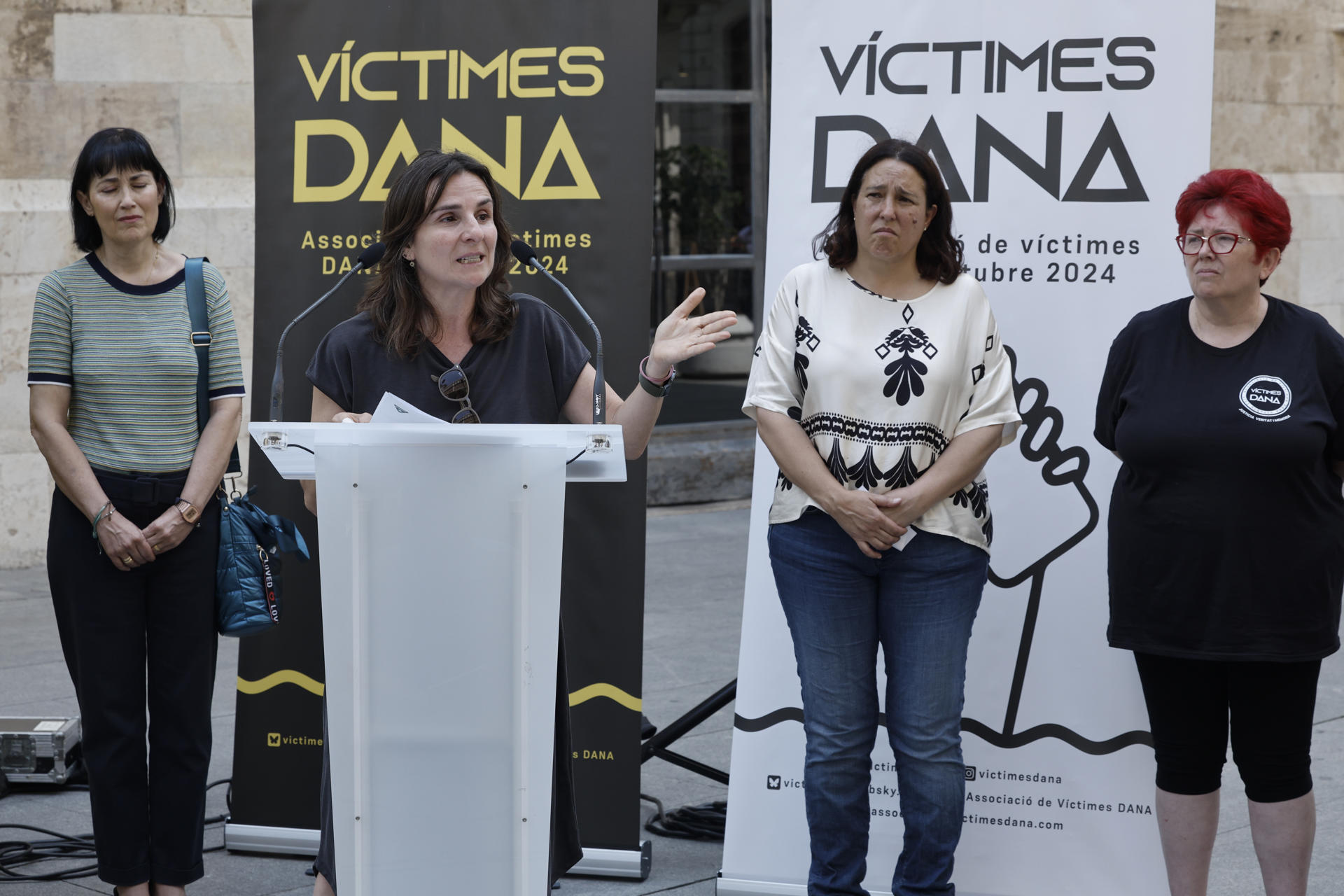 La presidenta de la Associació de Víctimes del Metro, Beatriz Garrote, interviene en la rueda de prensa ofrecida este miércoles por el colectivo de víctimas de la dana Associació de Víctimes Dana 29 octubre 2024 que ha informado de su personación en la causa penal que instruye un juzgado de Catarroja sobre la gestión de la catástrofe, así como de las próximas acciones que llevarán a cabo. EFE/Biel Aliño
