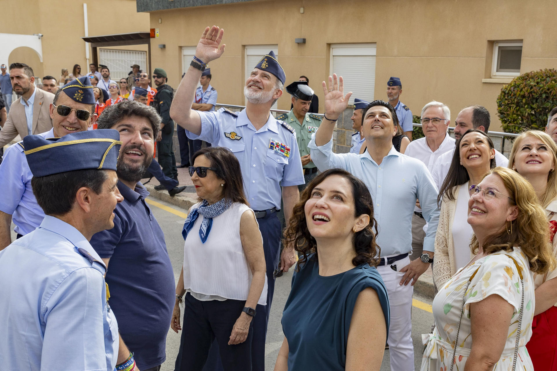 El rey Felipe VI (c) junto a la ministra de defensa, Margarita Robles (3i), el presidente de la Comunidad de Murcia, Fernando López Miras (2i), y la presidenta de la Comunidad de Madrid, Isabel Díaz Ayuso (2d), asiste al festival aéreo ‘Aire 2025’, que conmemora el 40 aniversario de la Patrulla Águila y que reúne a las mejores patrullas acrobáticas de Europa, este domingo en San Jaiver (Murcia). EFE/ Marcial Guillén