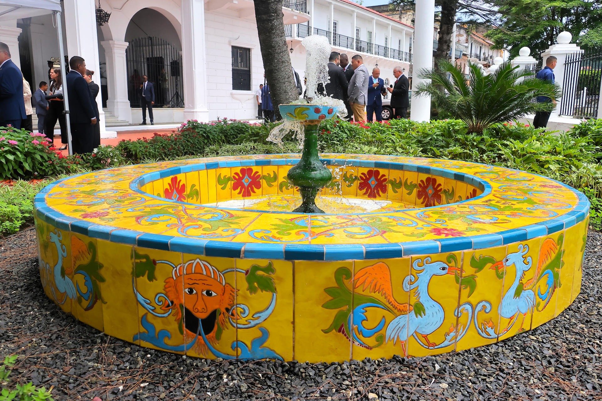 Fotografía de una fuente de estilo sevillano este martes, en el Palacio de las Garzas en Ciudad de Panamá (Panamá). EFE/ Gabriel Rodríguez