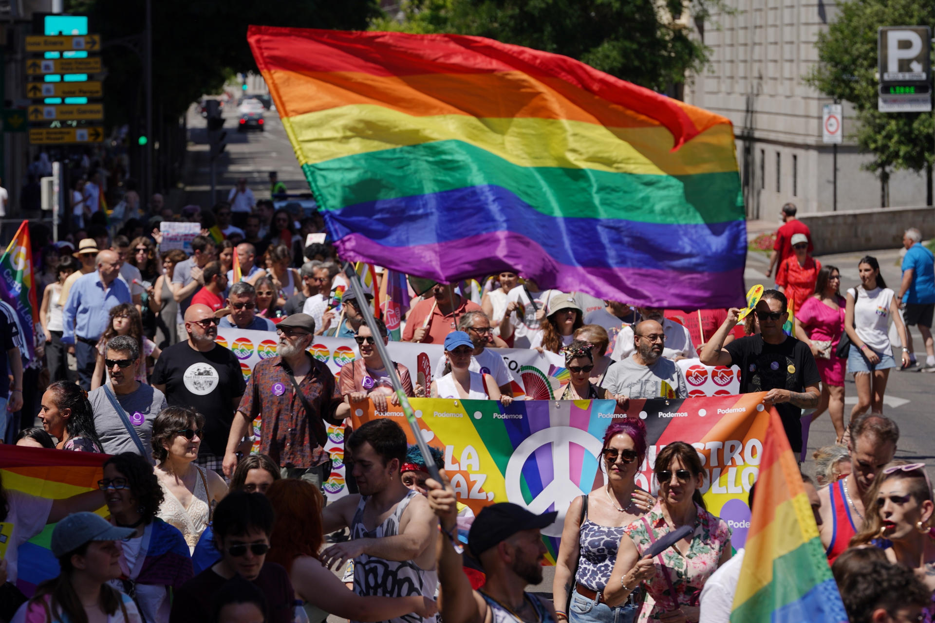 - Vista de la manifestación del Orgullo LGTBIQ+ en Valladolid este sábado convocada por organizaciones LGTBI, colectivos sociales y sindicatos bajo el lema 'Avanzamos con Orgullo'. EFE/Nacho Gallego