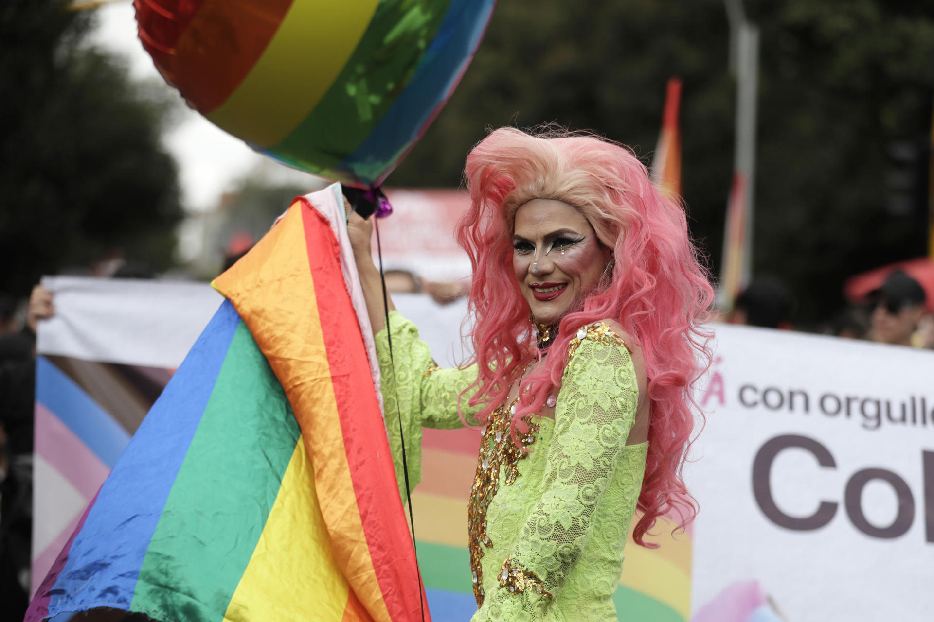 Una persona participa en una marcha por el Día Internacional del Orgullo LGTBI este domingo, en Bogotá (Colombia). EFE/ Carlos Ortega