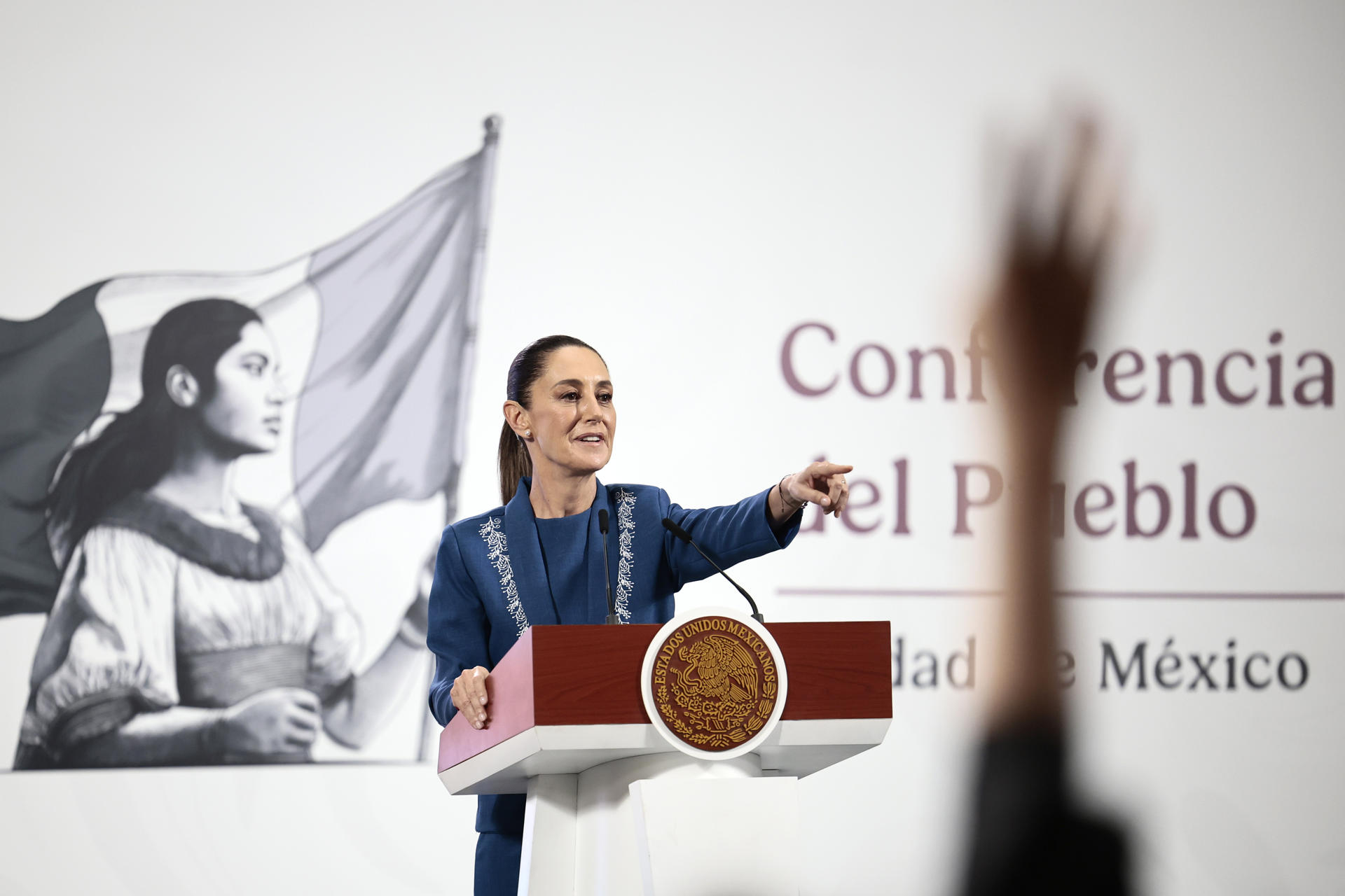 La presidenta de México, Claudia Sheinbaum, habla durante una rueda de prensa este jueves, en Palacio Nacional en Ciudad de México (México). EFE/ José Méndez
