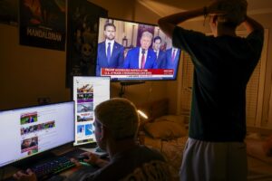 Varias personas observan la alocución del presidente de EE.UU., Donald Trump,el 22 de junio de 2025. EFE/CRISTOBAL HERRERA-ULASHKEVICH