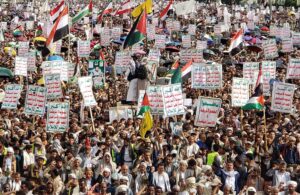 SANAA (Yemen), 20/06/2025.- Houthi supporters hold anti-US and Israel placards and wave the flags of the Iran-backed axis of resistance during a protest against the Israeli airstrikes on Iran, in Sana'a, Yemen, 20 June 2025. Thousands of Houthi supporters demonstrated in Sana'a in solidarity with the Iranian people amid the recent military escalation between Israel and Iran. Houthi leader Abdul-Malik al-Houthi has pledged, in a televised speech, full support for Iran and Gaza in response to the Israeli military operations, vowing that his group’s missile attacks against Israel, including maritime actions, would continue.  (Protestas) EFE/EPA/YAHYA ARHAB