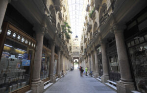 Este mes de julio se cumple un siglo de la presentación en el Ayuntamiento de Albacete del proyecto para construir un edificio en el centro de la capital, con viviendas y un pasaje destinado a comercios: el Pasaje Lodares no solo es una de las calles más bonitas de España sino un emblema de la ciudad, catalogado como Bien de Interés Cultural (BIC) en la categoría de monumento desde hace treinta años. EFE/Manu