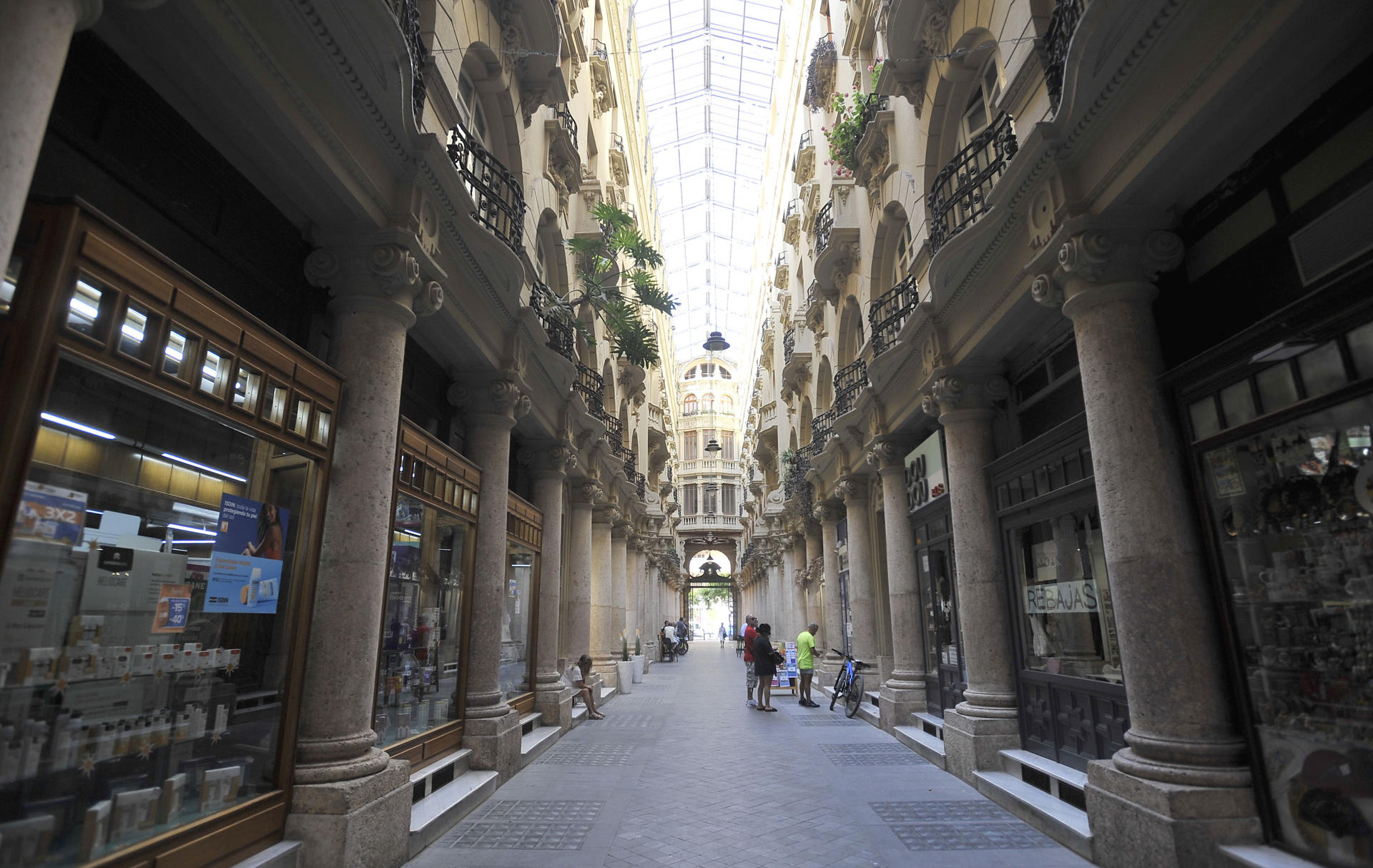 Este mes de julio se cumple un siglo de la presentación en el Ayuntamiento de Albacete del proyecto para construir un edificio en el centro de la capital, con viviendas y un pasaje destinado a comercios: el Pasaje Lodares no solo es una de las calles más bonitas de España sino un emblema de la ciudad, catalogado como Bien de Interés Cultural (BIC) en la categoría de monumento desde hace treinta años. EFE/Manu