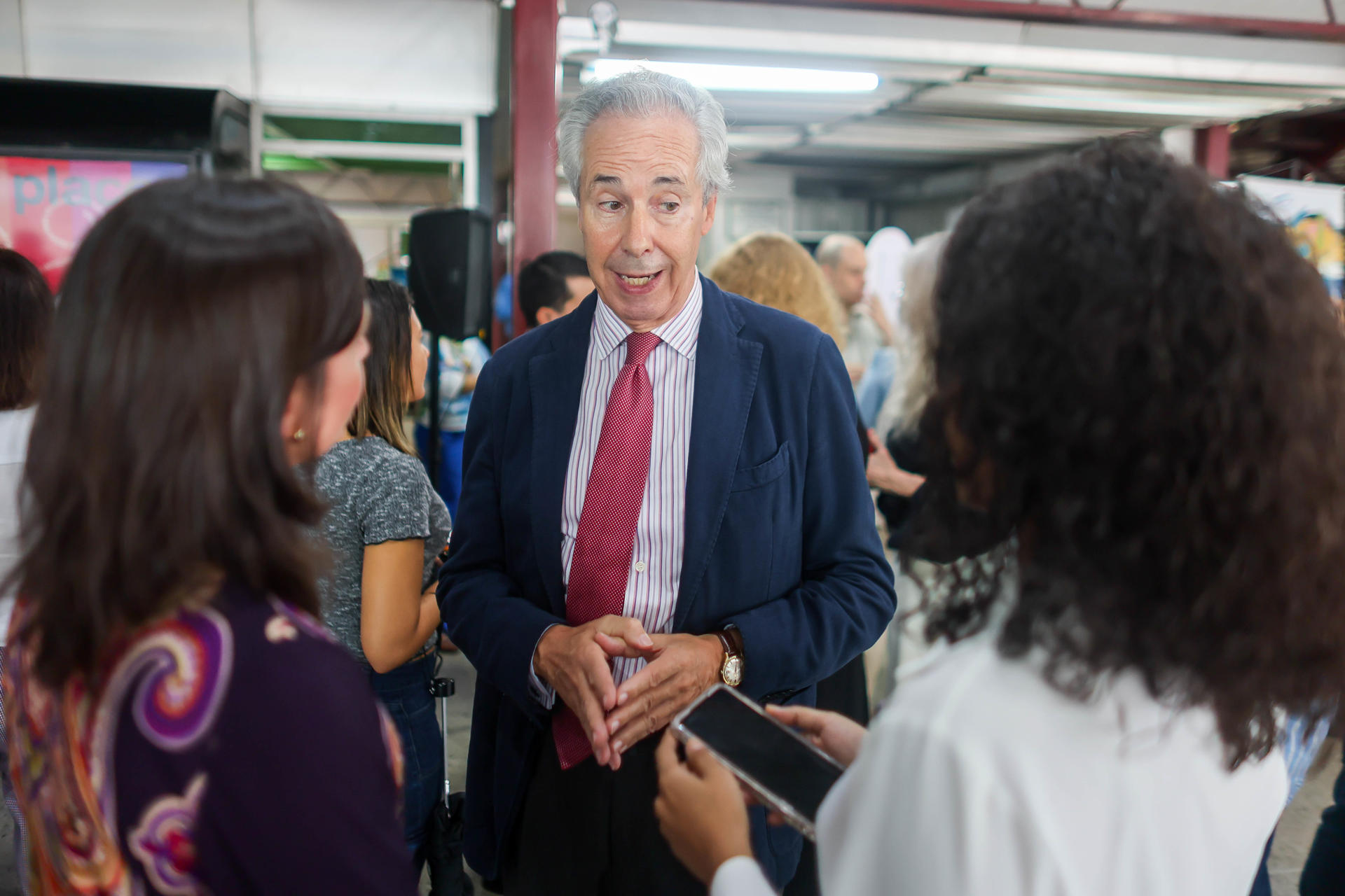 El consejero Cultural de la Embajada de España en Venezuela, Pedro Martinez-Avial, asiste a la segunda edición de la Feria de Editoriales Independientes de Venezuela (FEIV) en el Banco del Libro este viernes, en Caracas (Venezuela). EFE/ Miguel Gutiérrez