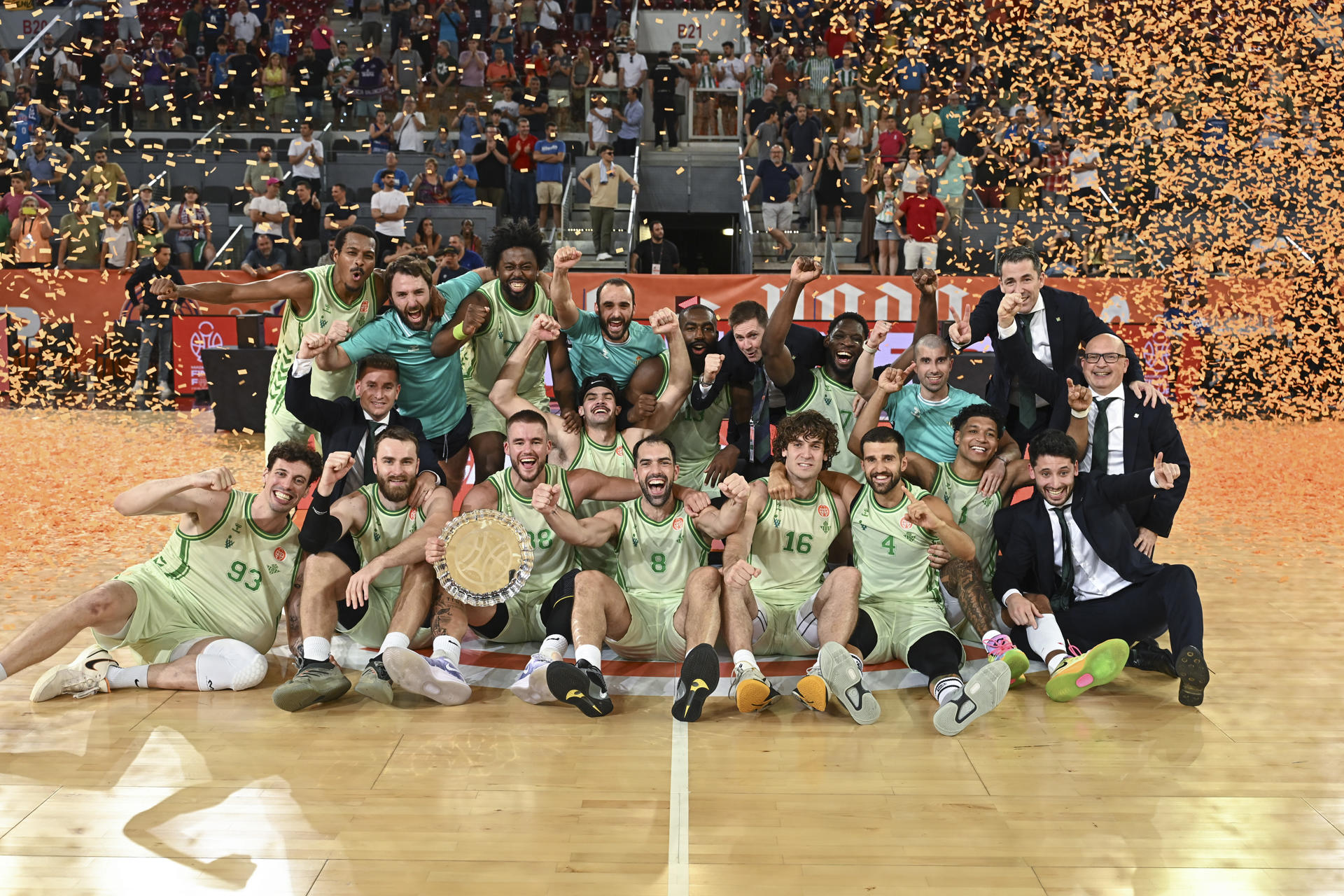 Los jugadores del Real Betis Baloncesto celebran la victoria tras la final por el ascenso a la Liga Endesa que enfrentó a Flexicar Fuenlabrada y Real Betis Baloncesto en la Caja Mágica de Madrid este domingo. El Betis Baloncesto es equipo de Liga Endesa. EFE/ Fernando Villar