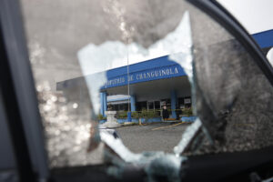 Fotografía de los daños a algunos vehículos en la entrada del aeropuerto de Changuinola este viernes, en Changuinola (Panamá). EFE/ Bienvenido Velasco
