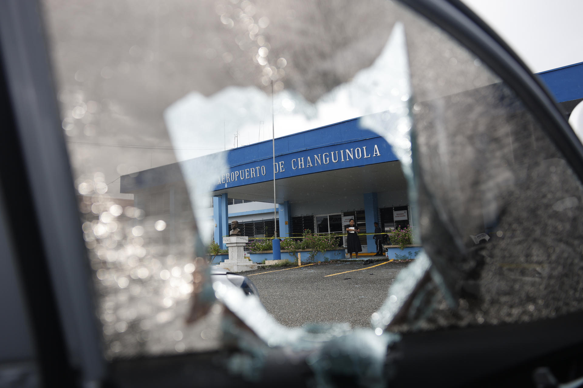 Fotografía de los daños a algunos vehículos en la entrada del aeropuerto de Changuinola este viernes, en Changuinola (Panamá). EFE/ Bienvenido Velasco