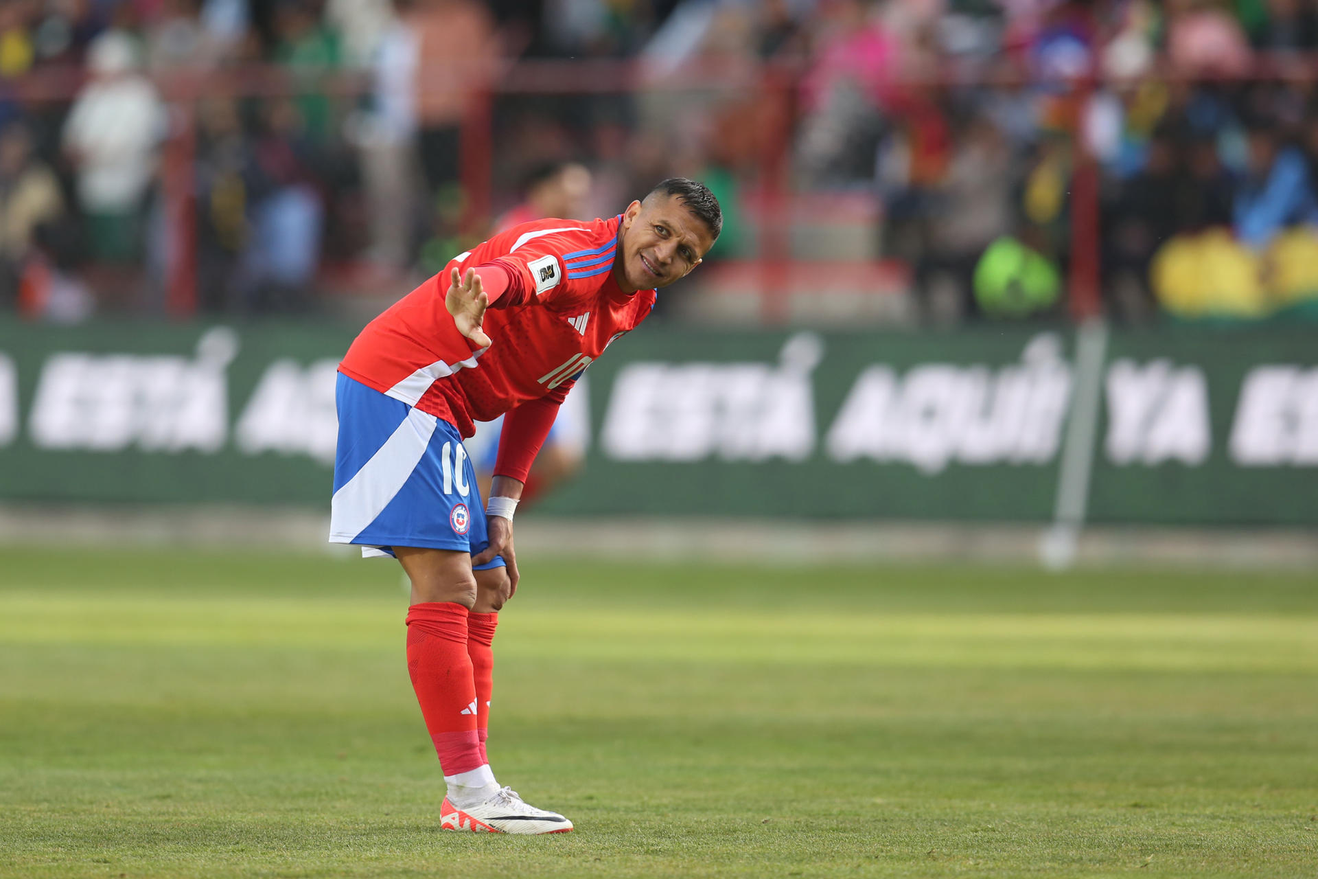 Alexis Sánchez de Chile reacciona ante Bolivia en un partido por las eliminatorias sudamericanas para el Mundial 2026. EFE/Esteban Biba
