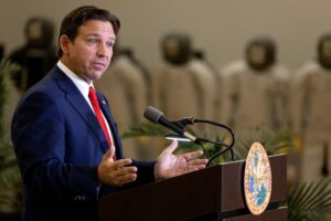 El gobernador de Florida (EE.UU.), Ron DeSantis, en una foto de archivo. EFE/EPA/CRISTOBAL HERRERA-ULASHKEVICH
