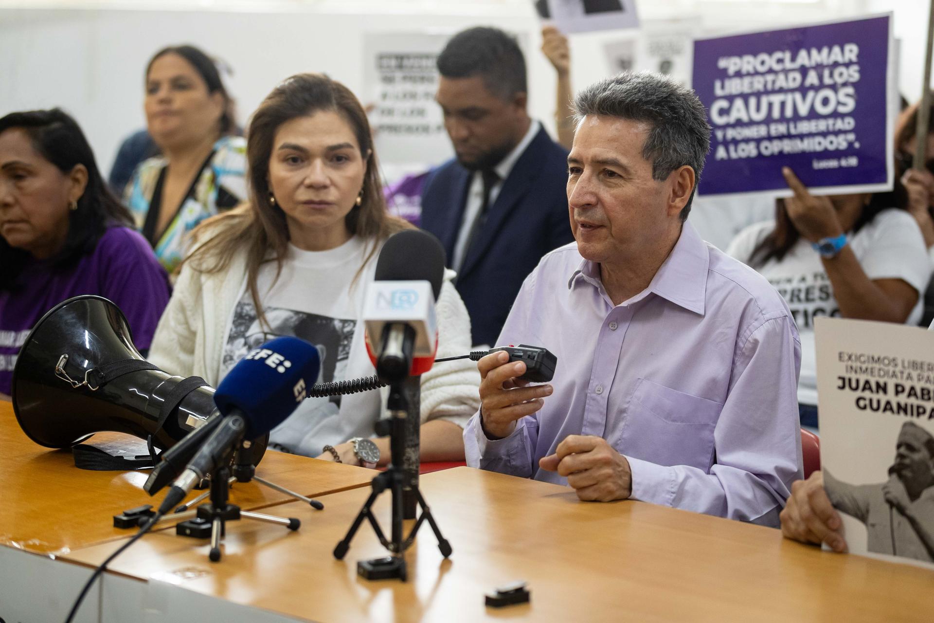 El abogado de provea, Marino Alvarado (d), habla durante una rueda de prensa de familiares de presos políticos este miércoles, en Caracas (Venezuela). EFE/ Ronald Peña R